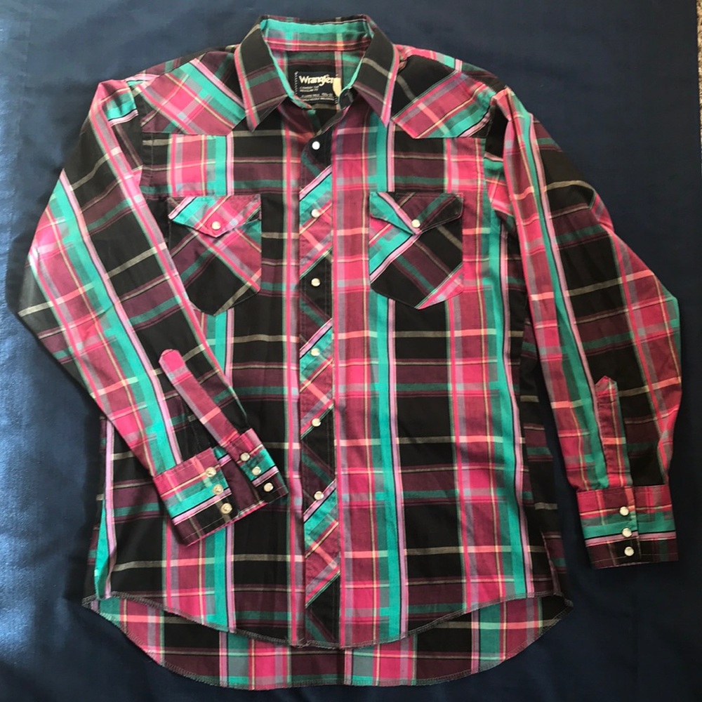 Wrangler Mens pearl snap black and pink button down